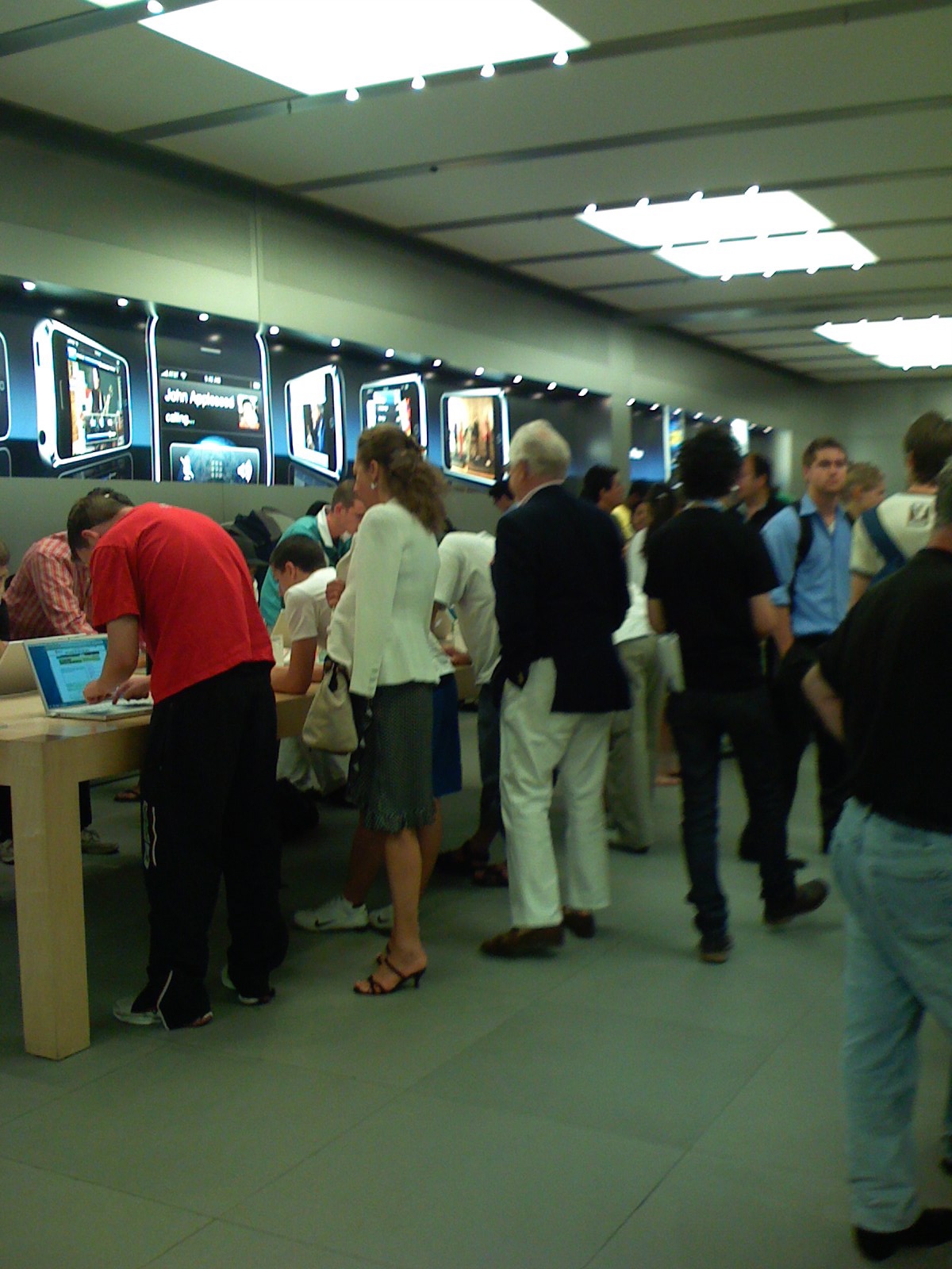 Crowds at Apple Store